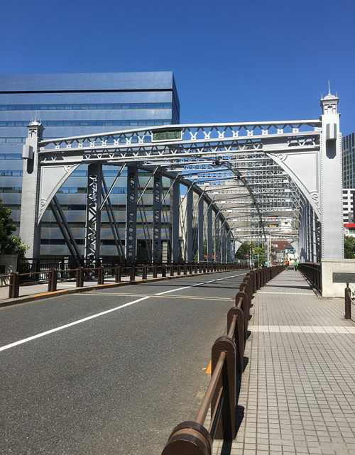 南高橋 みなみたかばし東京都中央区、隅田川に注ぐ亀島川の河口近くにかかる橋。この橋もの関東大震災後の復興事業の一環ですが、震災前にあった旧両国橋の3連トラス橋のうち、中央部分を移設して再利用したのだそうです。現在の両国橋の橋上はあまり特徴が