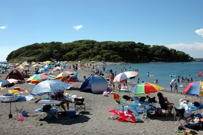 熱帯のビーチで遊ぶ子供たち。子供たちは夏の家族休暇に海で遊ぶ。砂と水のおもちゃ、幼児のための日焼け止め。砂を掘り、海岸に城を建てる小さな男の子。の写真素材・画像素材Image 190826989