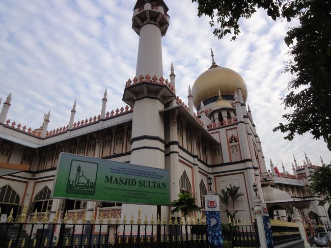 シンガポールの黄金ドーム サルタンモスクは礼拝時間以外は見学可能! - ときめきライツを探して