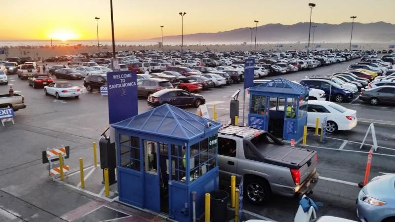 his_losangeles サンタモニカの駐車場 90分無料駐車観光地に車で行った際に困るのが、駐車場。ロサンゼルスはどこも有料ばかり。2ndストリート沿いに、いくつか90分無料の場所を見つたのでご紹介。