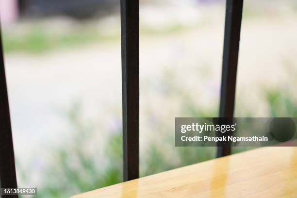 自宅でカフェ気分を味わえる内装に 木製窓枠と相性抜群の泡入りガラスCLASS1 ARCHITECT