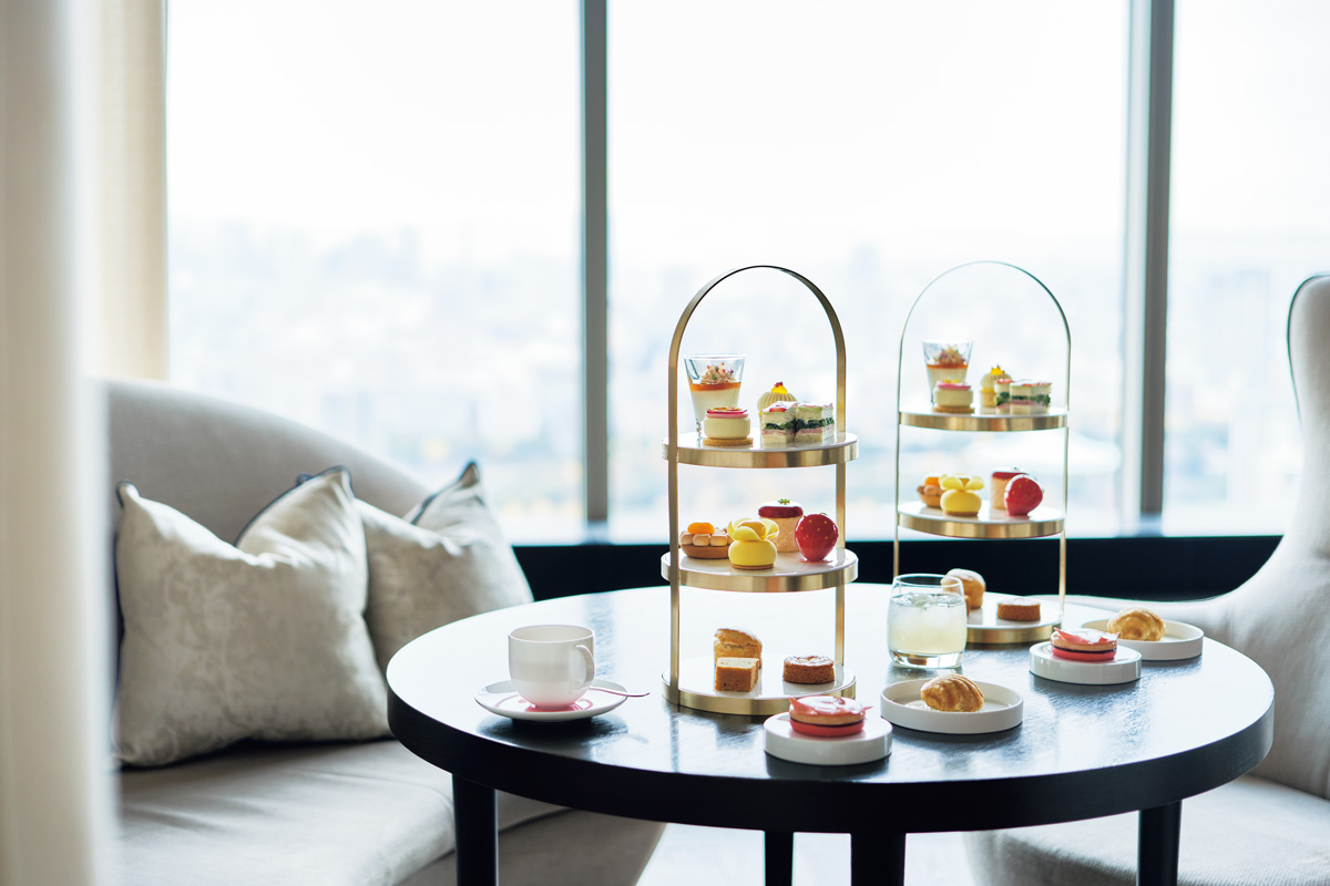 フォーシーズンズホテル東京大手町の「イエローサマーアフタヌーンティー」 トロピカルな味わいを楽しむ 2024年7月1日スタートヌン活プレス