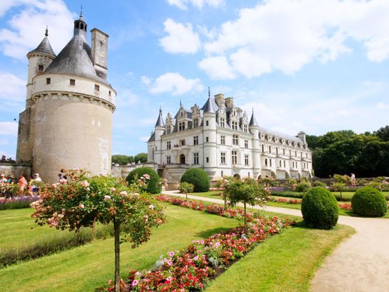 パリ ロワール地方の古城巡り1日ツアー 日本語公認ガイドシュノンソー城、シャンボール城入場付 の予約ならホットホリデ