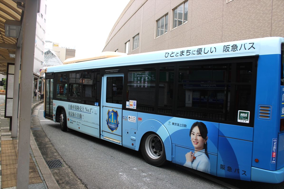 東京臨海副都心の高層ビル群とお台場海浜公園を航行する海上バスの写真素材FYI08120258ストックフォトの QleanMarket キュリンマーケット