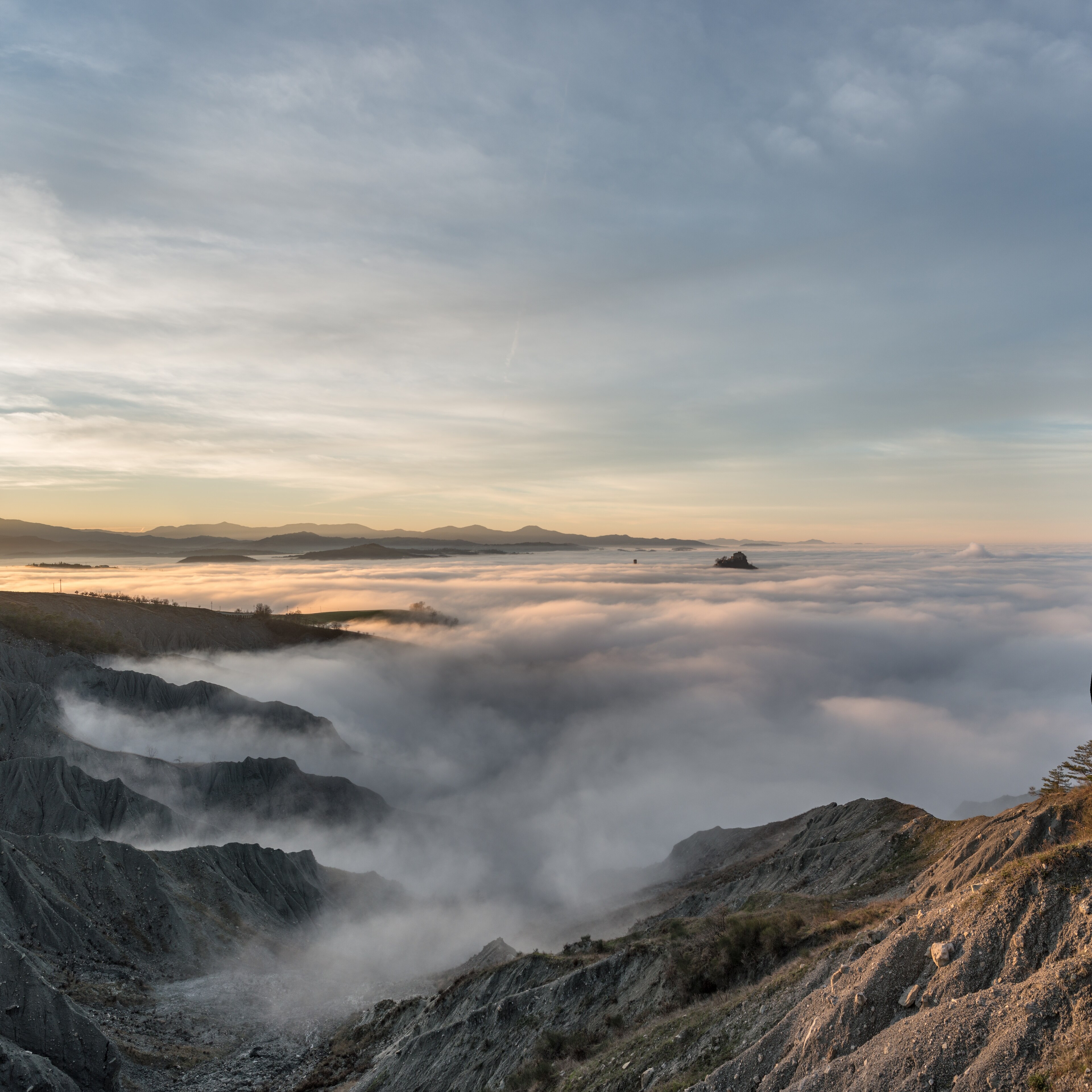 カノッサ城の写真Unsplashで無料写真をダウンロードする