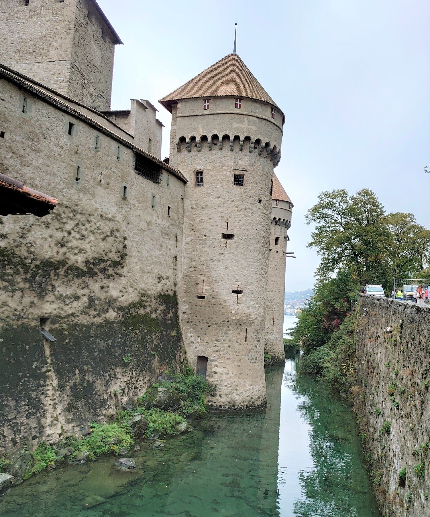 シヨン城 2 ピエール2世が手掛けた湖に浮かぶ中世の古城Traveloop.jp