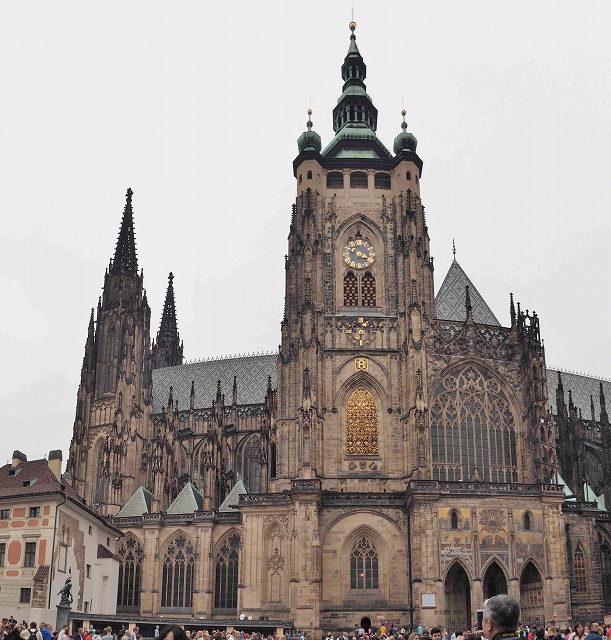 プラハ城の写真Unsplashで無料写真をダウンロードする