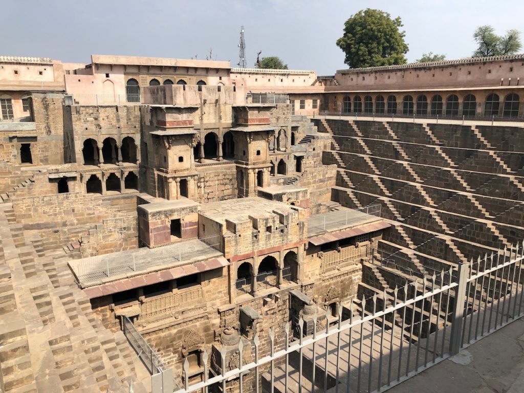 インド観光情報ブログ : 摩訶不思議な階段井戸