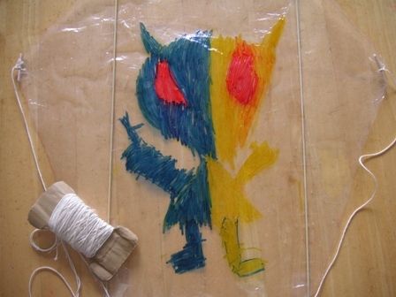 ビニール袋とストローで作るふわふわ凧つづる