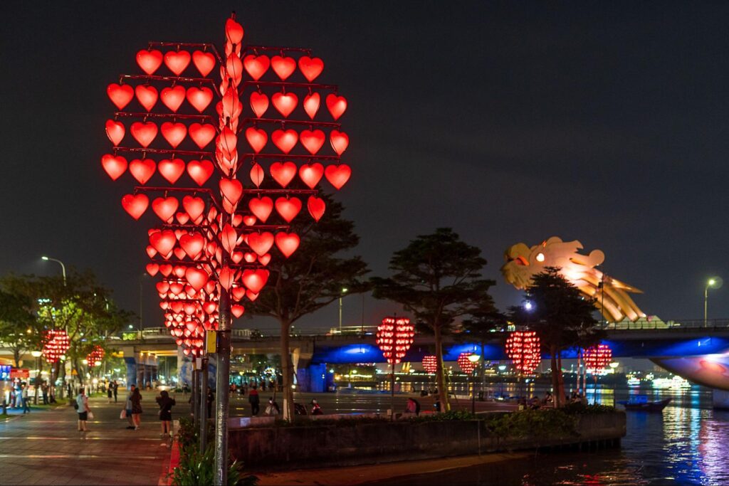 ベトナム ドラゴンブリッジのファイヤーショー！規模がすごい 最後にはサプライズも💦これを毎週末開催とは、観光にかけるパワーを感じるイベントでした。,ドラゴンブリッジ,ドラゴンブリッジファイヤーショー,ロン橋,ロン橋ファイヤーショー,ベトナム旅行,ベトナム観光,ダナン旅行,ダナン観光,vietnamtravelvietnamtripdanang