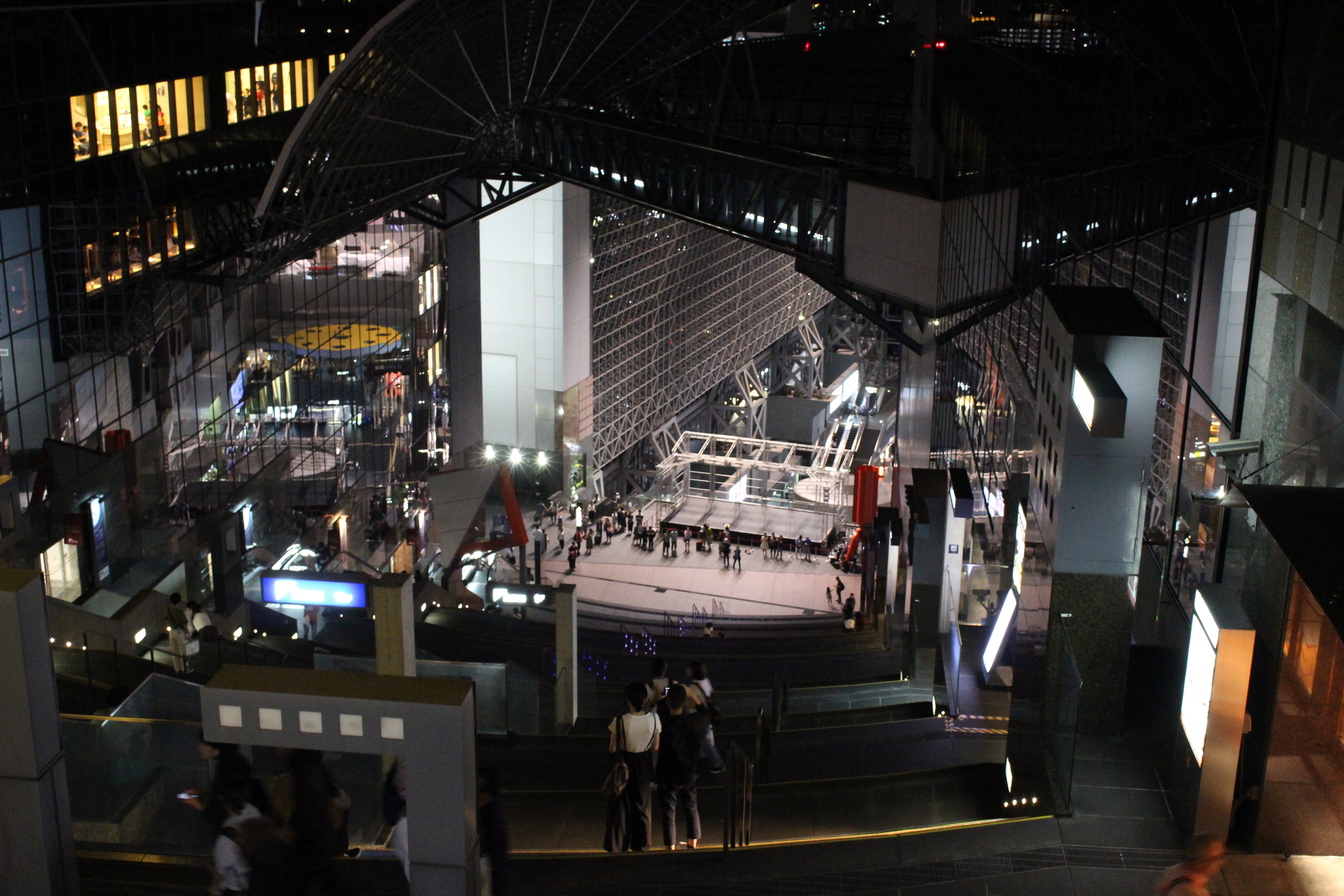 京都駅ビル見どころガイド京都駅ビル・大空広場では京都の夜景を楽しむことができます。 ※緊急事態宣言の発出に伴い、現在大空広場のご利用時間は ・平日9:30〜20:00となっています。※土日は終日閉鎖