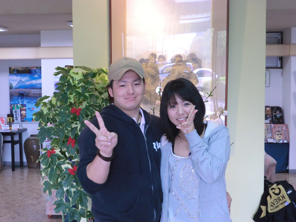 デジカメを見る温泉旅行のカップルの写真素材5843754- PIXTA