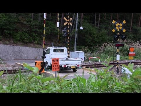 踏切内で立ち往生したら前進？バック？ 高齢者８割「どうしたらいいか不明」と回答 2020年11月5日-