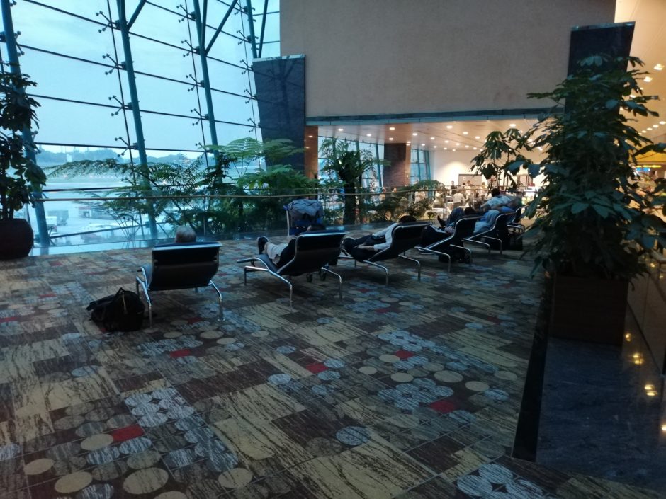 シンガポール チャンギ国際空港 仮眠チェアーやシャワーのあるラウンジ
