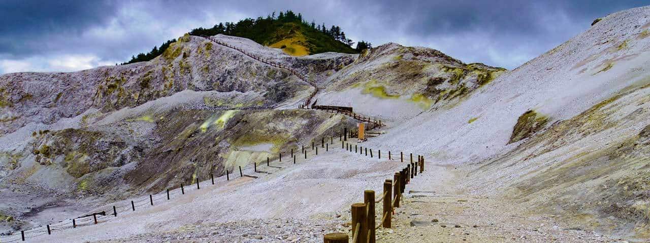 滝そのものが温泉 夏季限定の秘湯が人気 秋田・川原毛大湯滝毎日新聞
