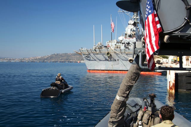 白い海軍の帽子をかぶった金のボタンと記章を備えた海軍の青い軍服の人は黒い背景に自信を持って立っていますイラスト素材透過、PNGフリー画像ダウンロード- Pngtree