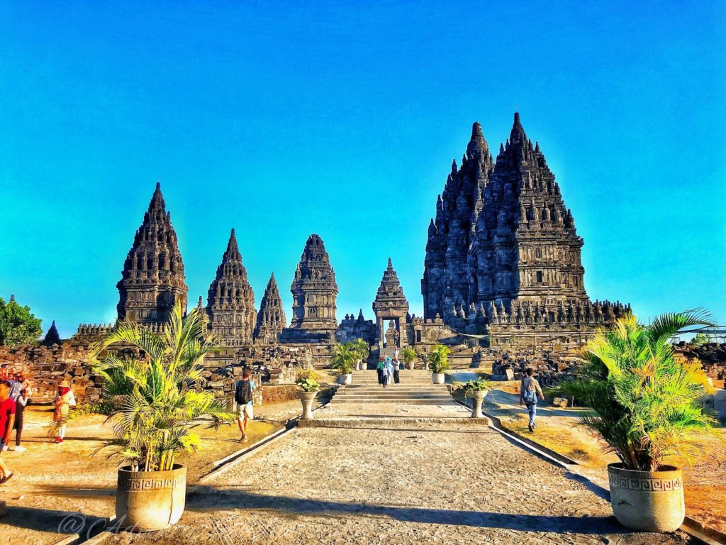 6,600点を超えるプランバナン寺院群 写真のストックフォト、写真、そしてロイヤリティフリーの画像 -