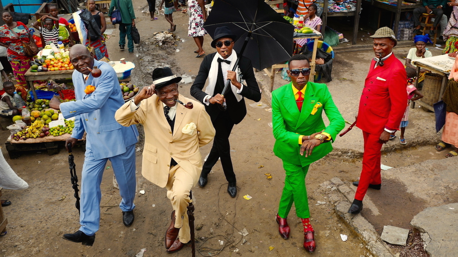 今なお内戦の続くアフリカコンゴ」と説明されたサプール写真展の謎 - GIGAZINE