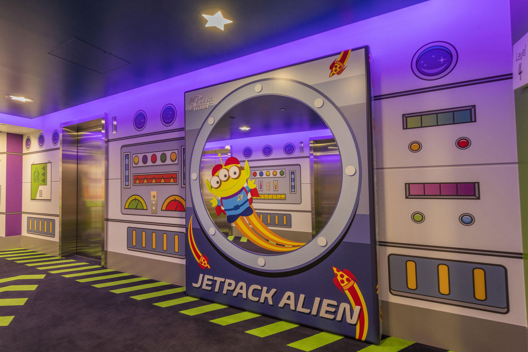 東京ディズニーリゾート・トイ・ストーリーホテル」オープン、“おもちゃの世界”広がるディズニーホテル - ファッションプレス