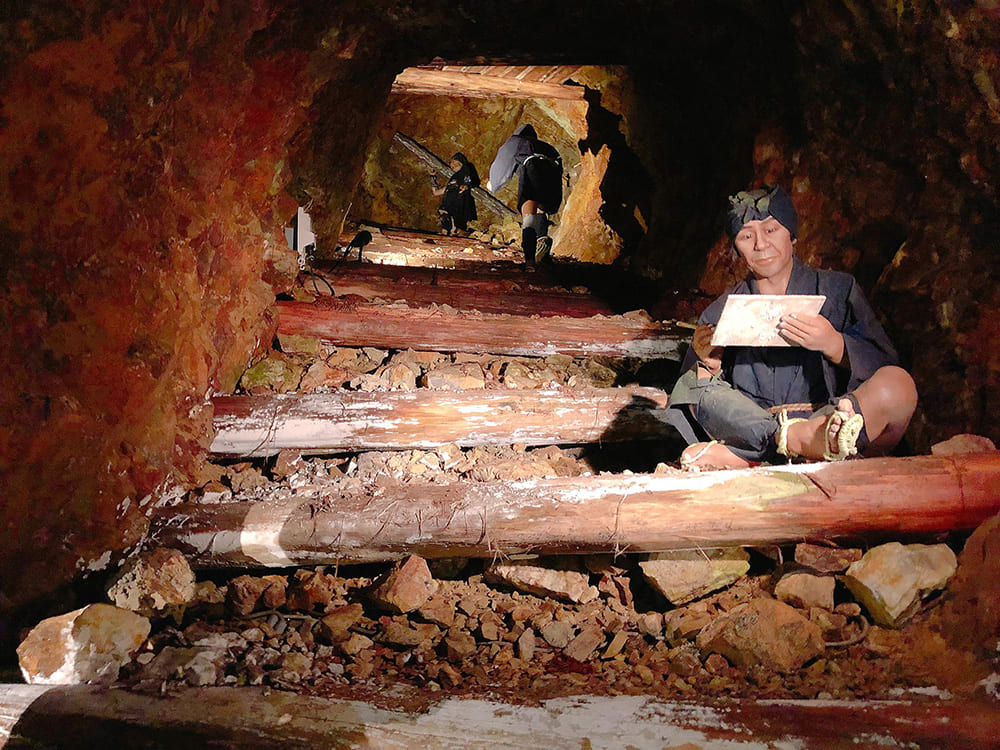 世界遺産登録を目指す新潟の佐渡金山、手堀りで山が真っ二つ 空中ルポ: 読売新聞