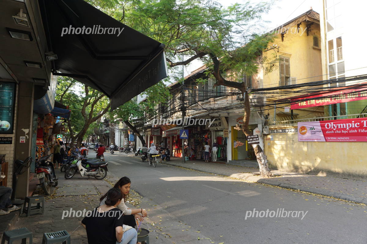 実習生の面接にベトナムハノイに来ました ホテルから眺める街並みは昔ながらの 風景と近代化の波がごっちゃになったような株式会社サカジオ