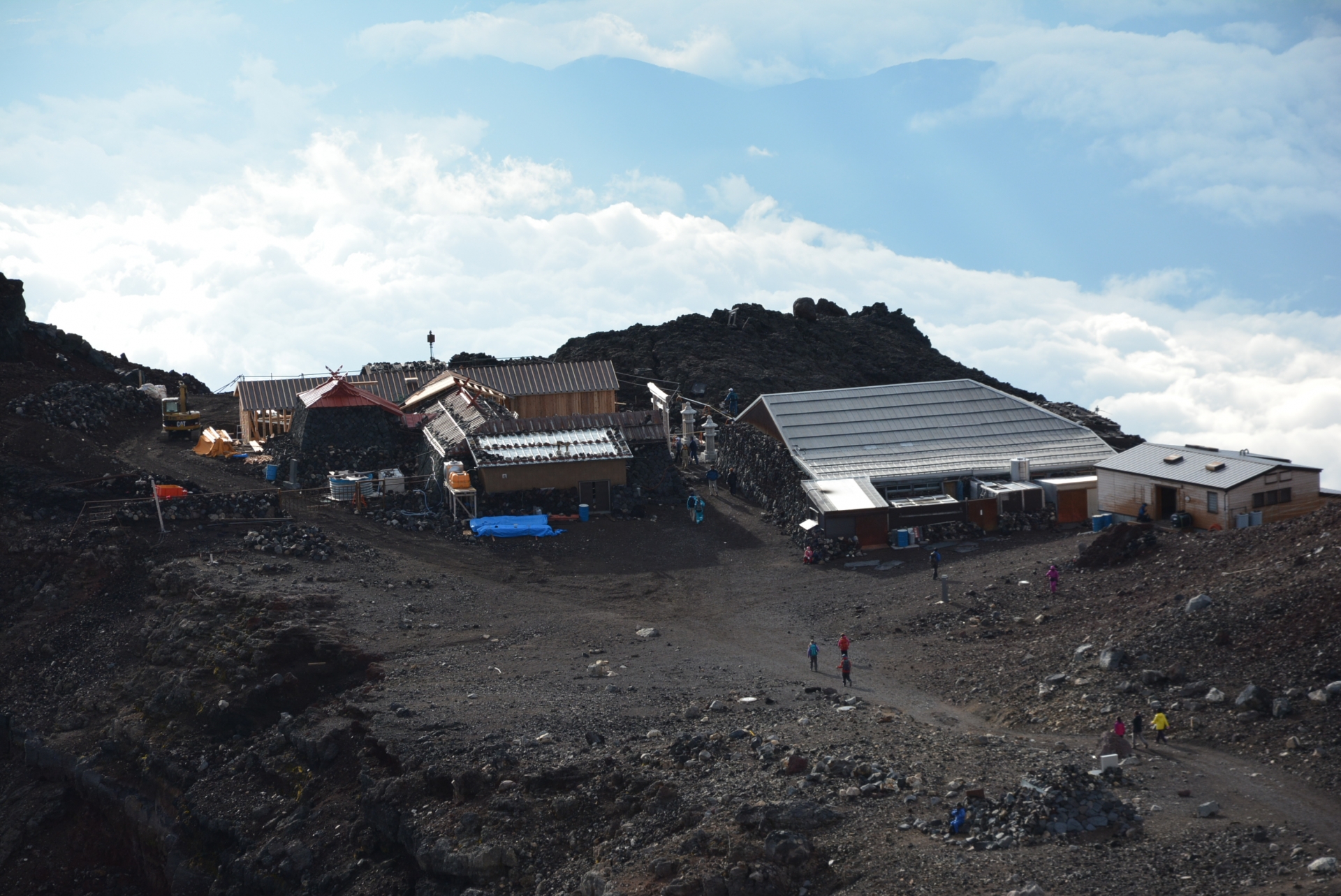 吉田ルートの頂上の山小屋、山口屋で１泊。夕食カレー、１９時消灯、宿泊は快適でした。 - 富士登山の服装・持ち物・装備の初心者向け準備ガイド2025