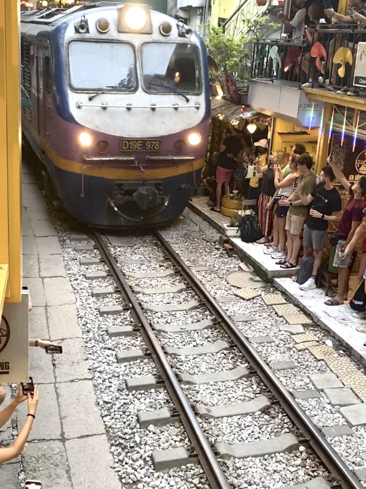 ハノイのトレインストリートでカフェと電車スレスレ体験してみた - アジアとヨーロッパ巡るボアソノライフ