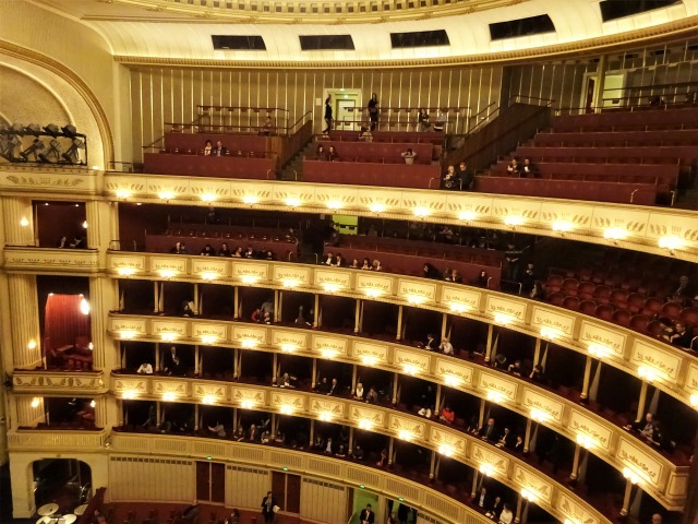 ウィーンのオペラで失敗しないために。国立歌劇場への行き方・服装・チケット予約方法など