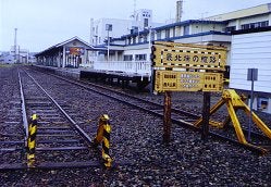 日本最北端の駅、宗谷本線の終点・稚内駅で発車を待つ、天北線と宗谷本線の気動車。手前左から、キハ22は下り726D・天北線経由音威子府行き、右のキハ56は上り301D・急行「礼文」旭川行き。撮影当時の稚内駅は、島式ホーム１本に急行「礼文」が停まる向こう側に機回し線