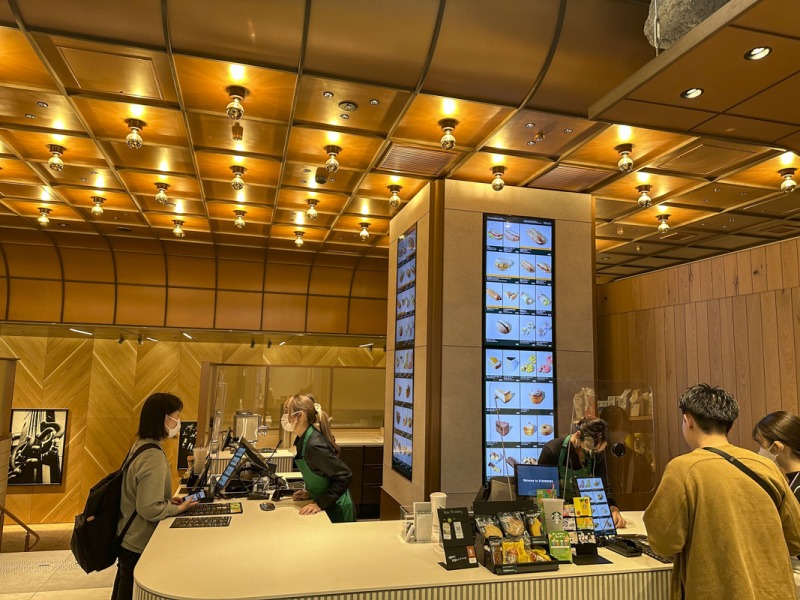 東急歌舞伎町タワー」のスタバがフォトジェニック！ “初代ロゴ”前に撮影スポットも？ -