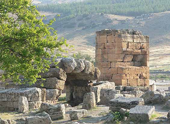 パムッカレトルコのヒエラポリス遺跡にある円形劇場トルコのユネスコ世界遺産Premium写真