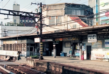 国分駅に歴代４つの高松駅の写真が貼ってありました。個人的に最も思い出深い３代目 昭和後半～平成前半 をトップにしています。 この高松駅を懐かしく思われる方も多いのではないでしょうか？駅前に花時計があり、この写真だと画面外ですが左手に「ごんな」があったん