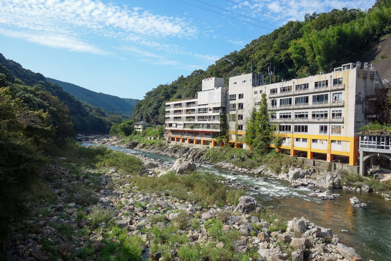 名古屋への通勤圏内にある秘境駅「定光寺駅」 滝カフェ・廃墟・定光寺 - 中部地方観光見聞録