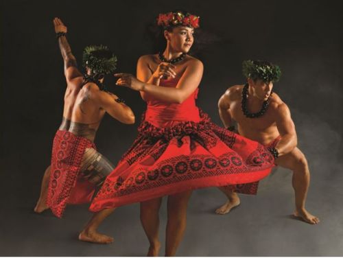 オアフ島 ハワイで愛される伝統衣装「ムームー」とは？女性の正装その魅力と歴史を解説 -