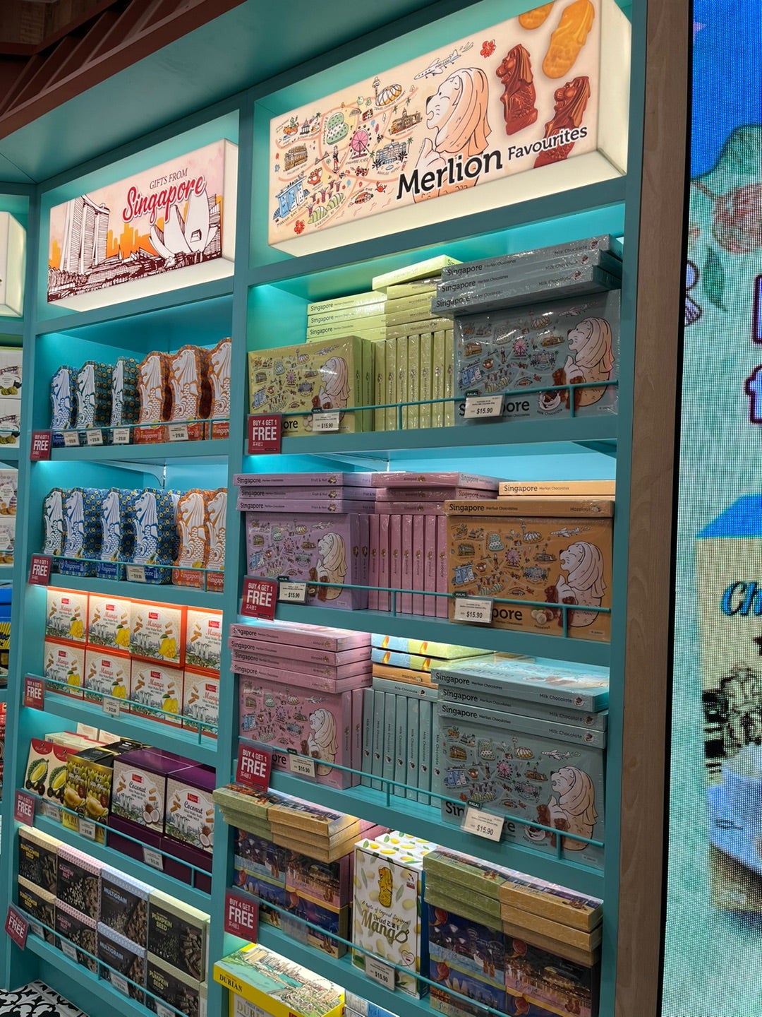 シンガポール旅行 可愛いお土産を買いに。 @cat_socrates カトン地区という場所には色鮮やかな建物が有名なプラナカン文化が残るエリアなんですが、そこで見つけた雑貨屋さんで、お気に入りのお土産を何個か購入しました。 色々見て、特にキャット・ソクラテスという雑貨