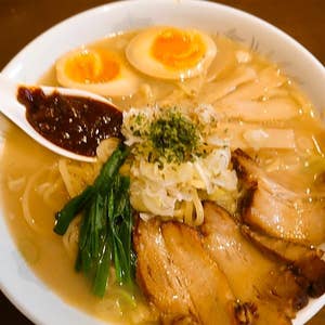 冷も温も楽しめる♪優しい昆布出汁・麺・チャーシュー・ワンタン、全てが美味い！｜水原製麺 | たまたま そんな