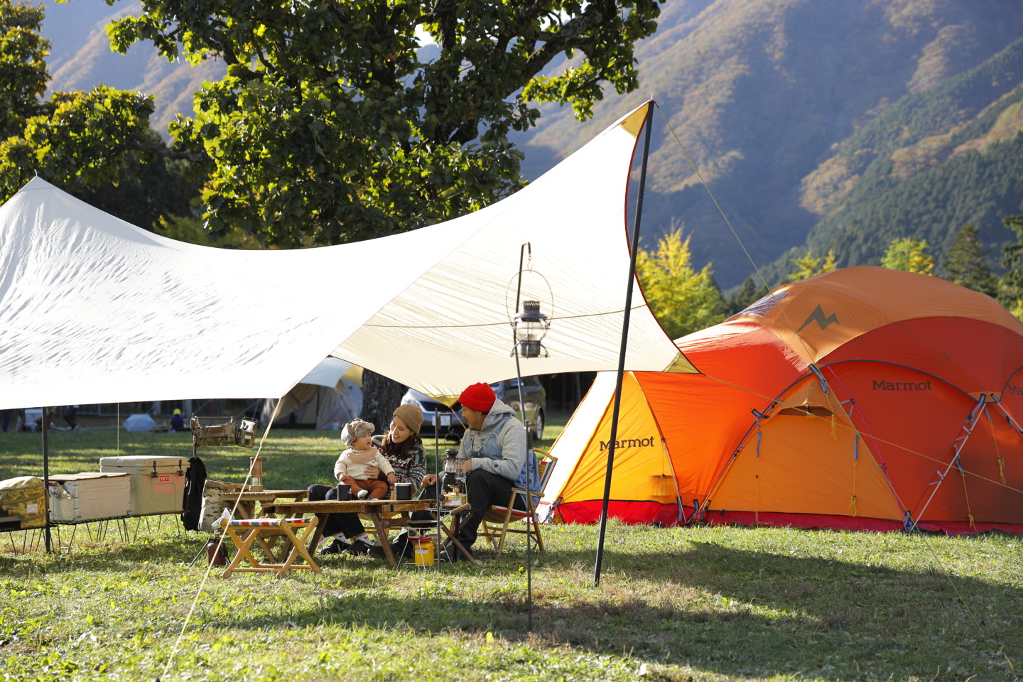 林間サイトで静かなソロキャンプを楽しむGGCrewテーブルユーザーのおしゃれなサイト設営をご紹介します。GGCrew