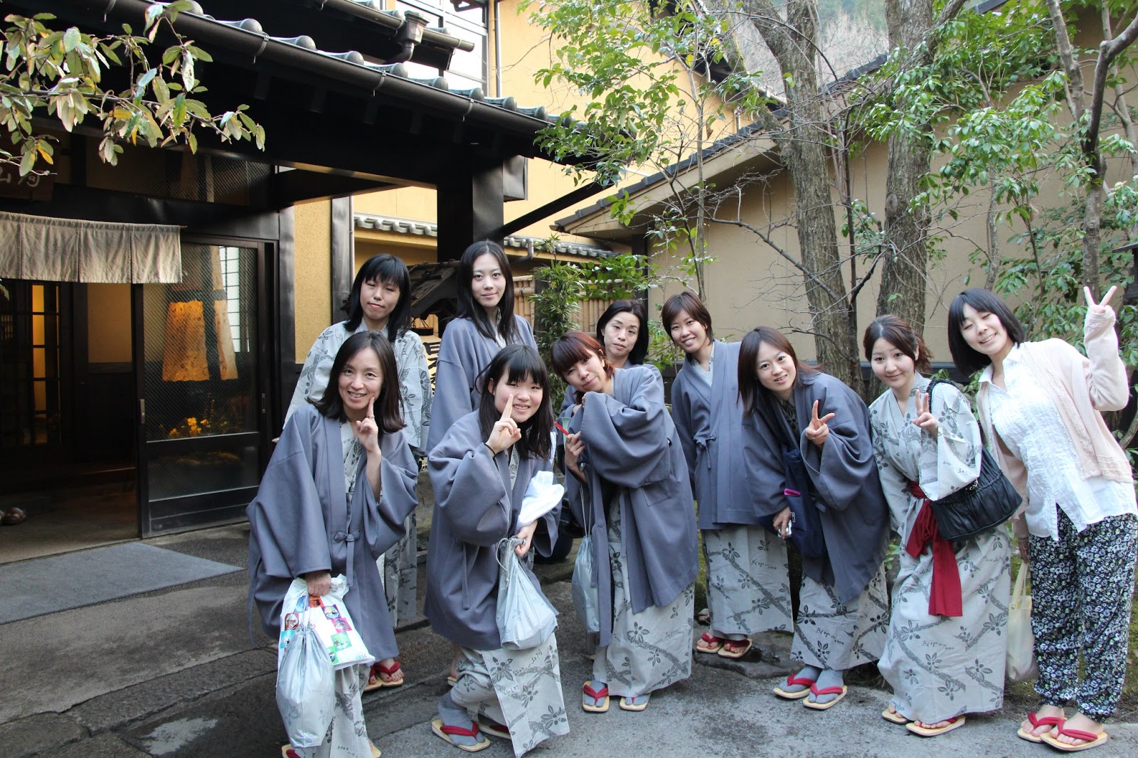 美里の浴衣がとってもお似合いです😍 玄関の湯あかり背景に撮影させていただきました😆📷️ 温泉も湯あかりも大満喫していただけたようでなによりです✨お写真も喜んでくださって嬉しいです‼️ またお会いできる日を楽しみにしております🙇写真撮ってる人と繋がりたい