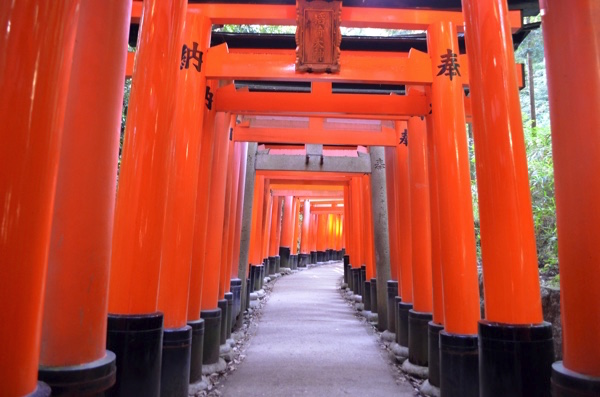 伏見稲荷大社 の歴史や見どころは？千本鳥居が有名な京都の観光名所THE GATE日本の旅行観光マガジン・観光旅行情報掲載