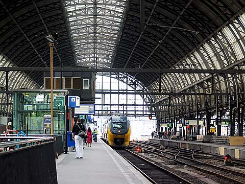 アムステルダム中央駅」の7350点のロイヤリティフリー画像、写真素材、絵Shutterstock