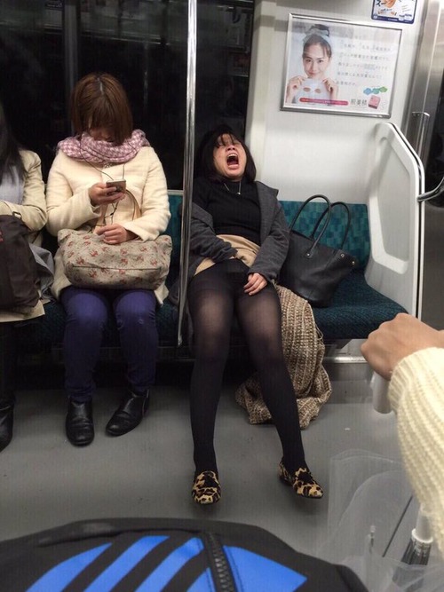 神盗撮】電車内で見れるこういう「乳首ポロリ」が一番エロい…（画像あり） - ポッカキット