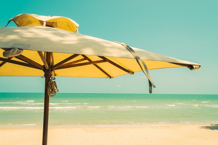 青白パラソルとチェアの無料素材 - イラスト沖縄 おきなわ