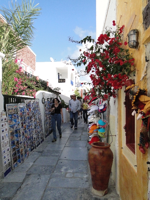 日本の天皇の甥であるガコ姫がギリシャ公式訪問中に着た衣装について議論が起きている。日本王室代表の資格で公式行事に参加した加古姫が安い普段着を着て出てきて、礼儀に反する行動だという指摘が出ている。30日- MK