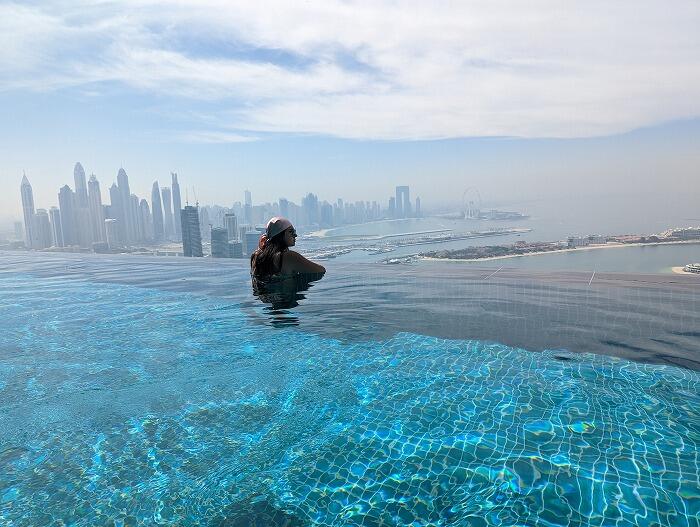 世界で最も深いスイミングプールがドバイにオープン
