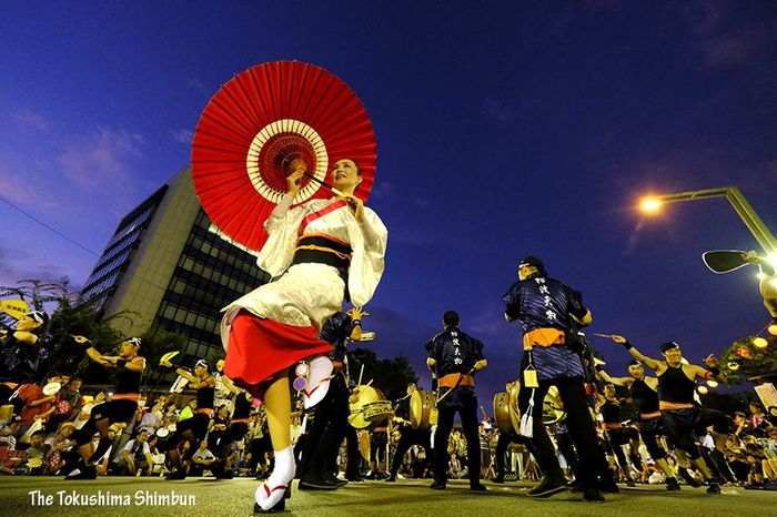 阿波踊り 男踊り 02883000025 の写真・イラスト素材アマナイメージズ