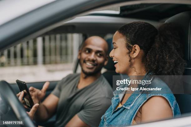 車に乗っているカップルの写真 – Unsplashの教育の画像