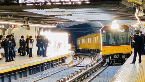 銀座線渋谷ホームシート銀座線の大型シート広告商品紹介・キャンペーン情報一覧駅ポスター.com 首都圏・関東