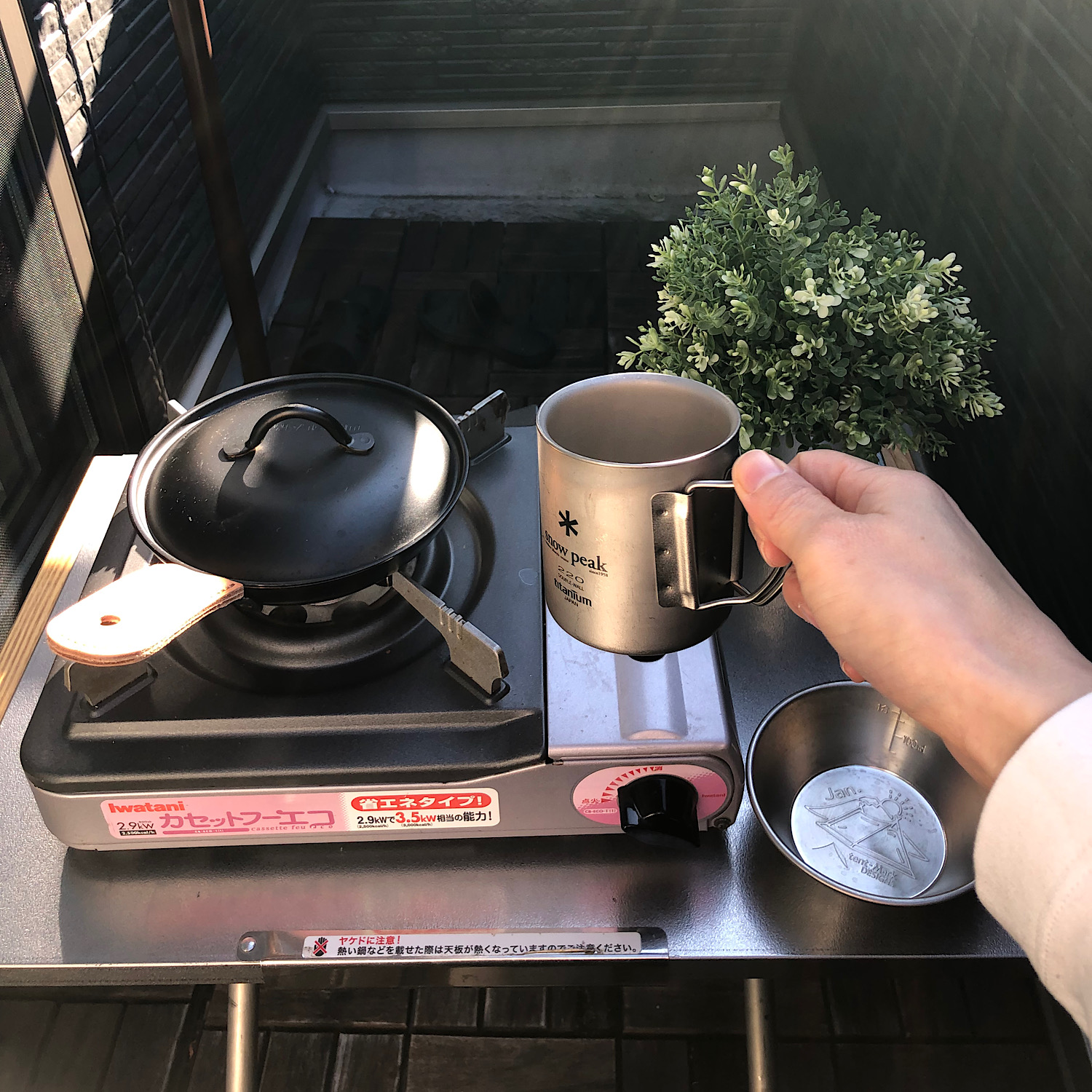 冬のアウトドアリビングも楽しもう！屋上テラスや庭の防寒対策 – &RESORT