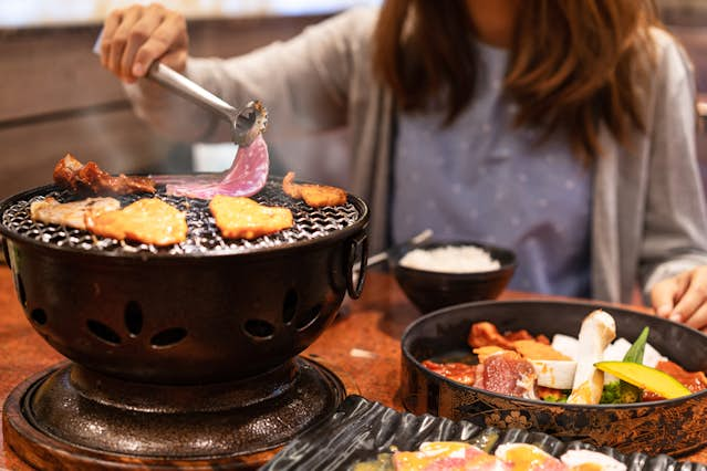 焼き肉デートを成功させるためのポイントとは？予算やメリット、デメリットを分かりやすく紹介 - コイパス by