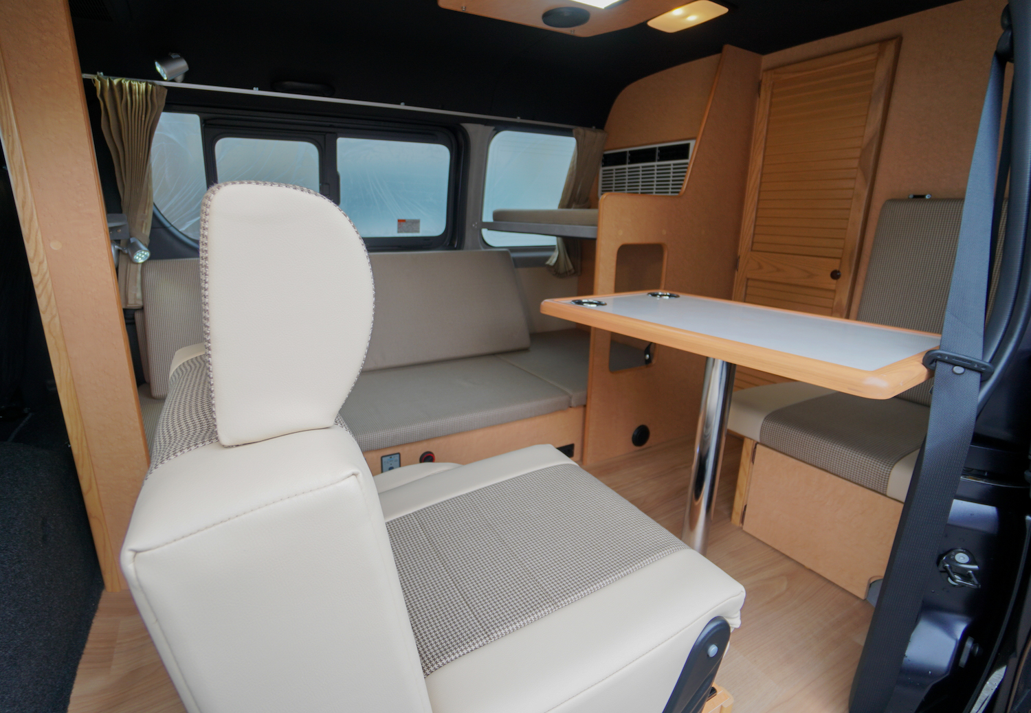 寝台列車のように旅できるキャンピングカーに新レイアウトが追加！ - SOTOBIRA